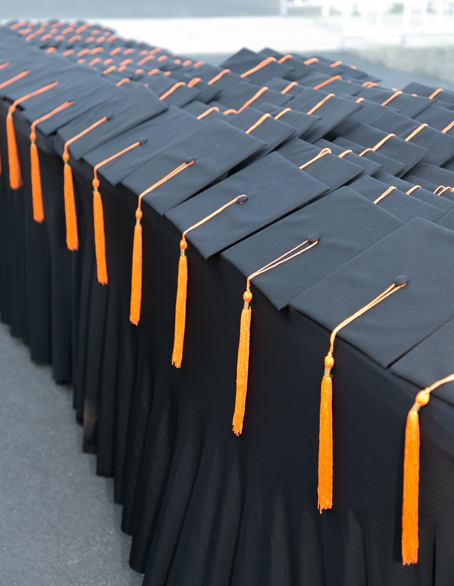 Photo de toques noires et oranges pour les diplômés de l'école Altéa Business & Digital School